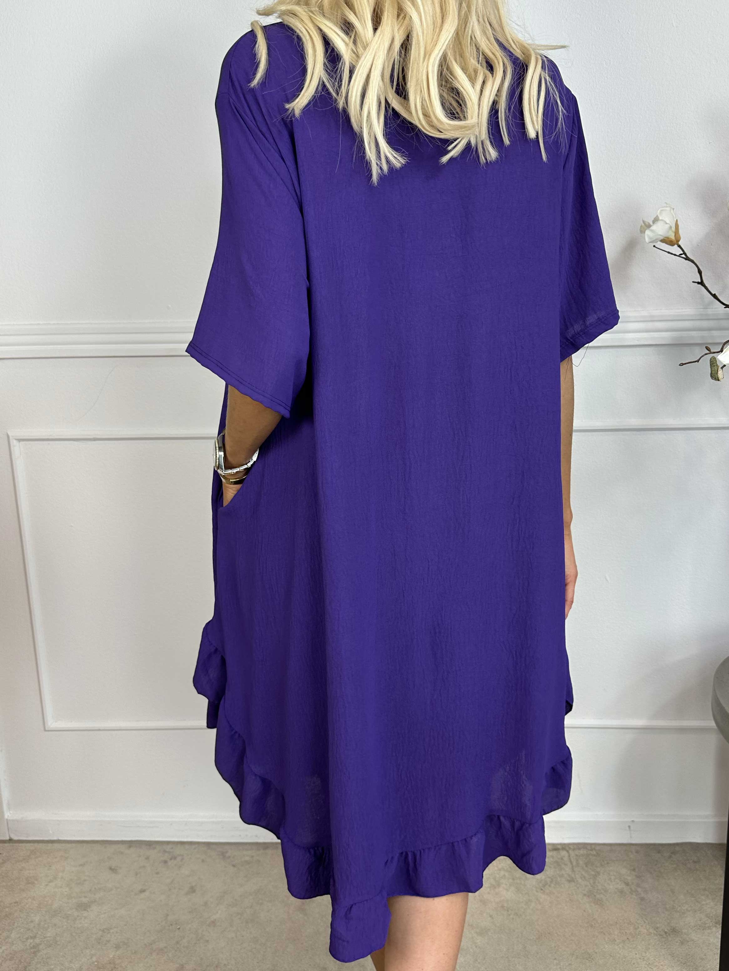 Emmelie - Klänning i viskosblandning med volangkant och fickor.